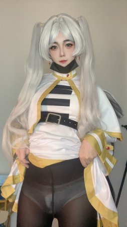 BJones28848 - Frieren - Page 5