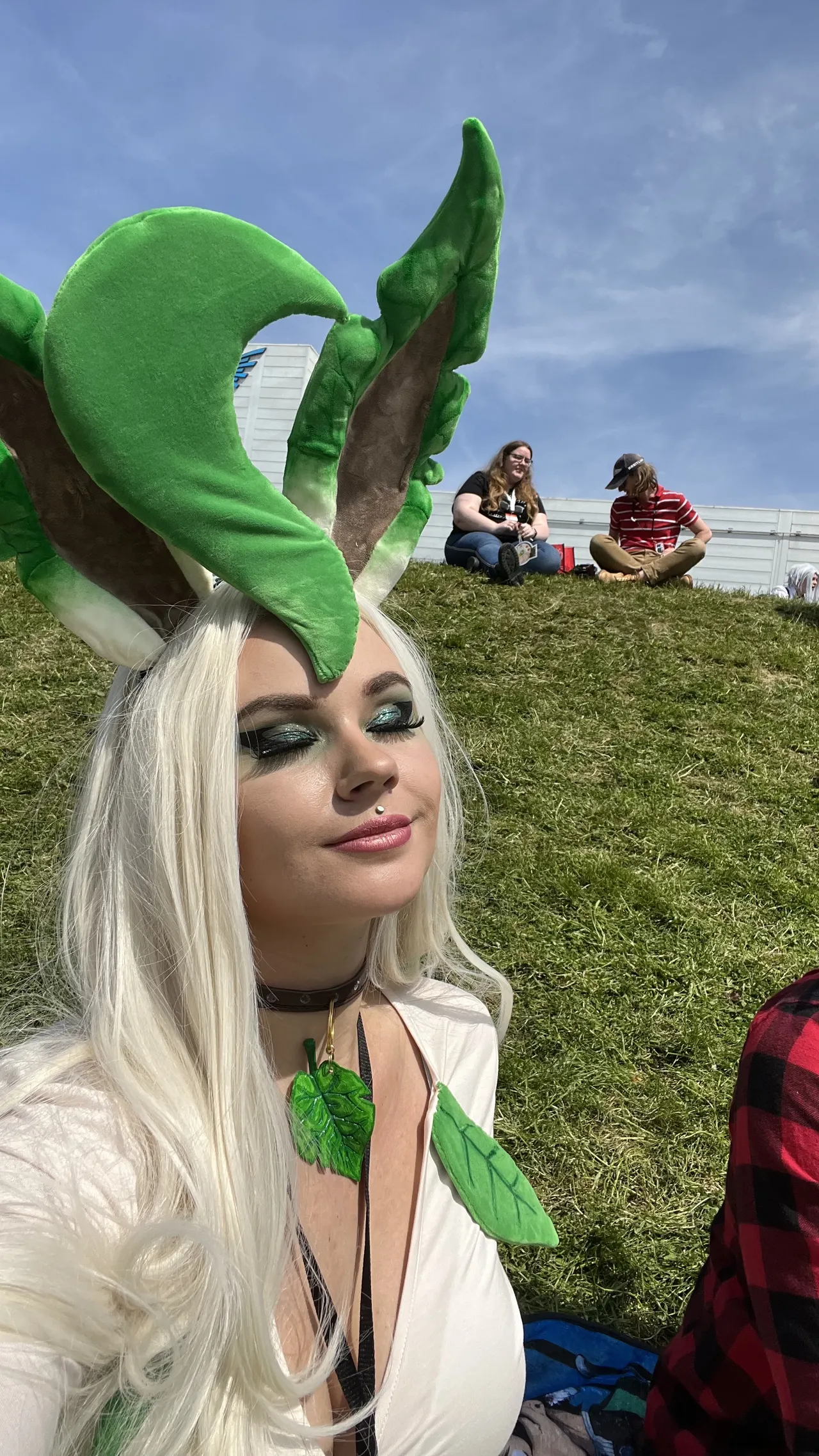 Dogtor Izzy - Leafeon - Image 11